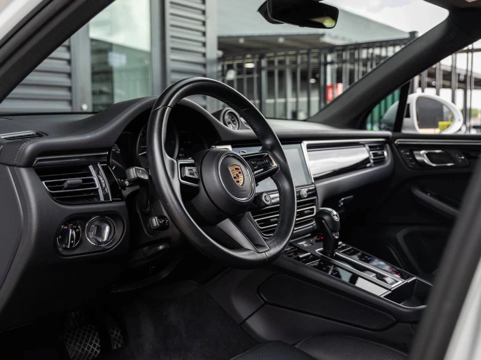 2023 Porsche Macan - Image 4 of 5