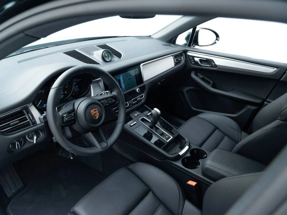 2023 Porsche Macan - Image 4 of 5