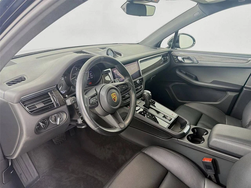 2023 Porsche Macan T - Image 4 of 5