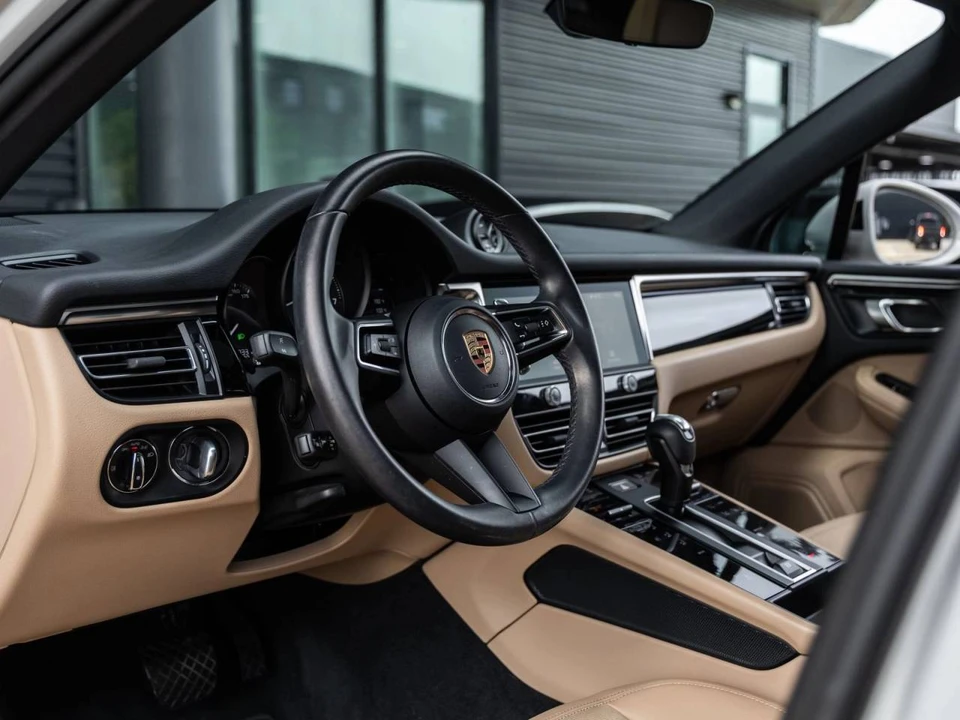 2023 Porsche Macan - Image 4 of 5