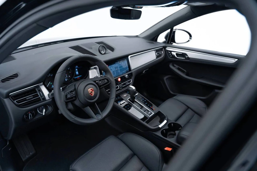 2023 Porsche Macan - Image 4 of 5