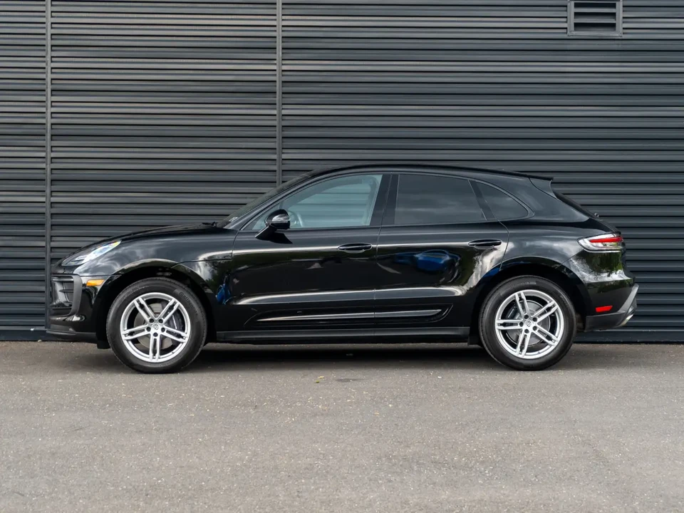 2023 Porsche Macan - Image 16 of 31