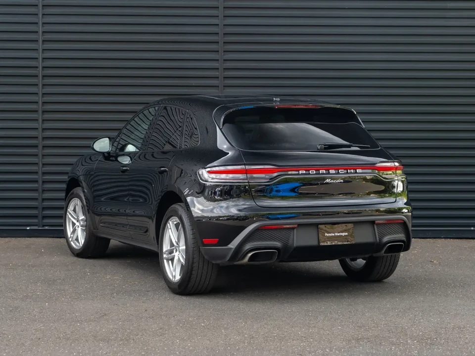 2023 Porsche Macan - Image 24 of 31
