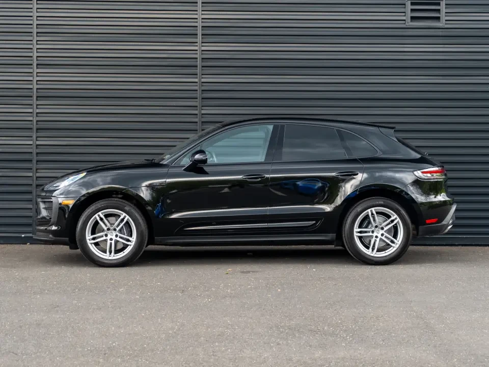 2023 Porsche Macan - Image 15 of 31