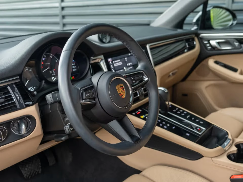 2023 Porsche Macan - Image 27 of 31