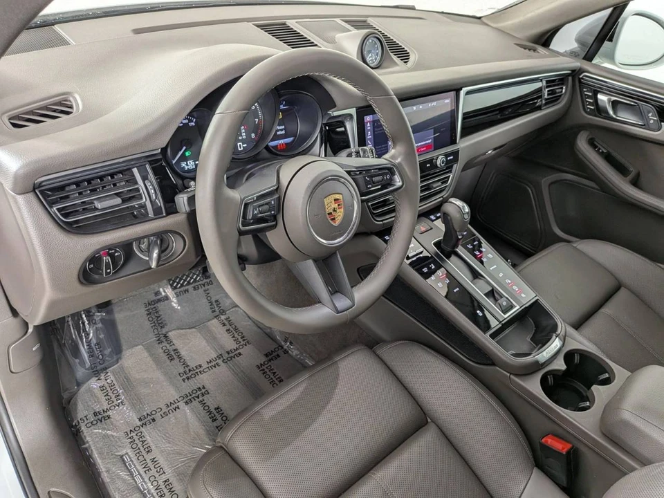 2023 Porsche Macan T - Image 4 of 5