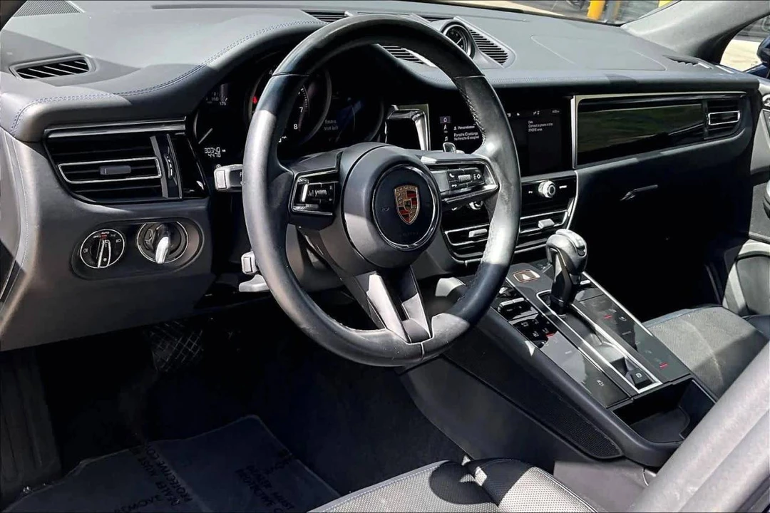 2023 Porsche Macan T - Image 4 of 5