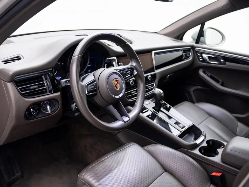 2023 Porsche Macan T - Image 4 of 5