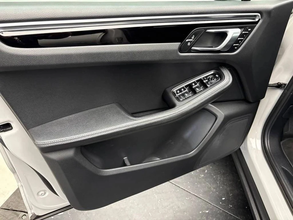 2023 Porsche Macan - Image 4 of 5