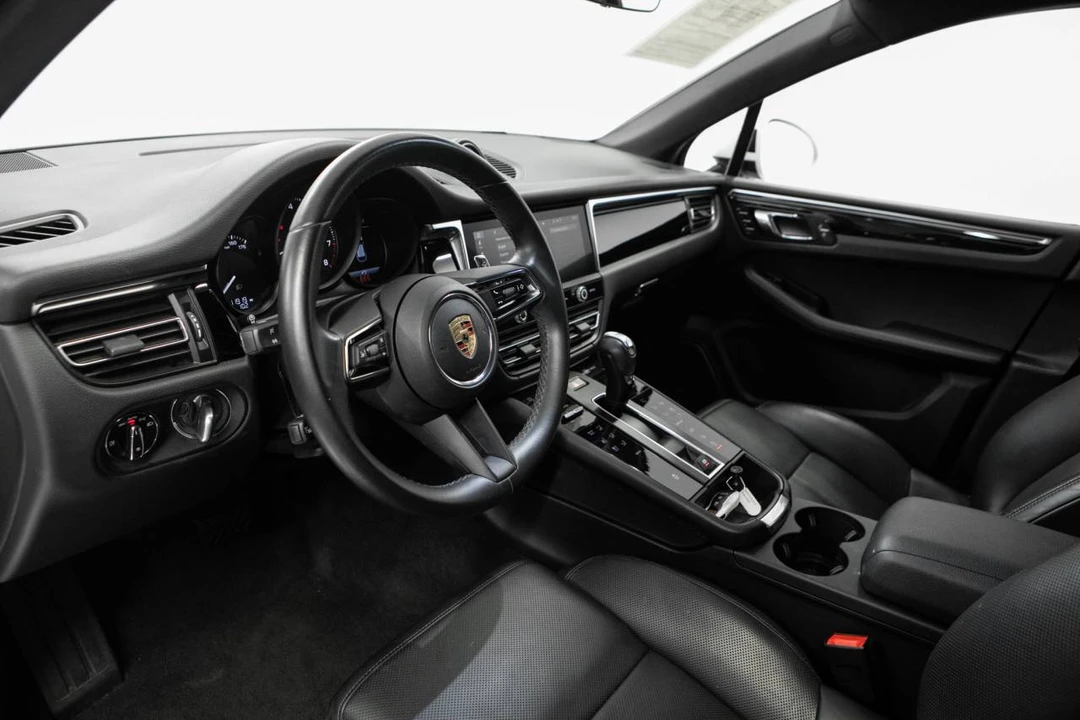 2023 Porsche Macan T - Image 4 of 5