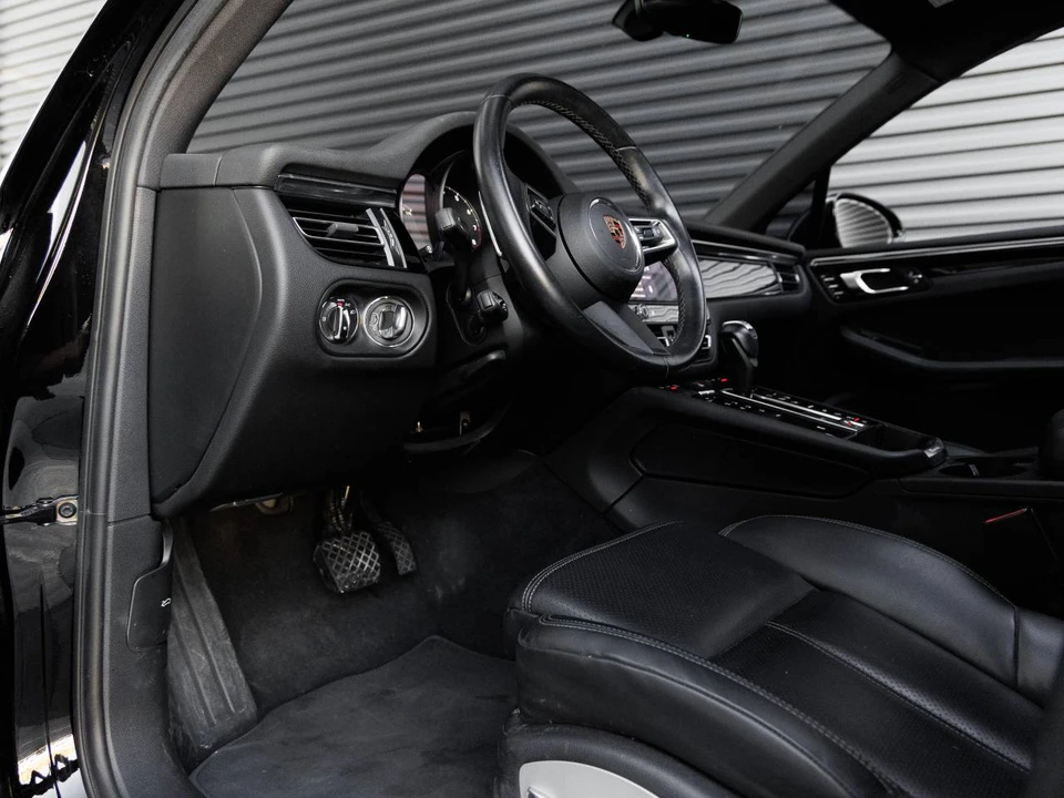 2023 Porsche Macan - Image 4 of 5