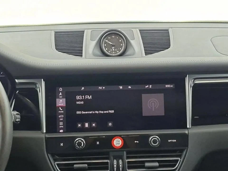 2023 Porsche Macan - Image 18 of 20