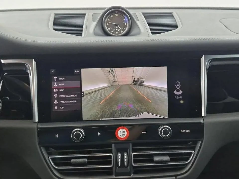 2023 Porsche Macan - Image 15 of 20