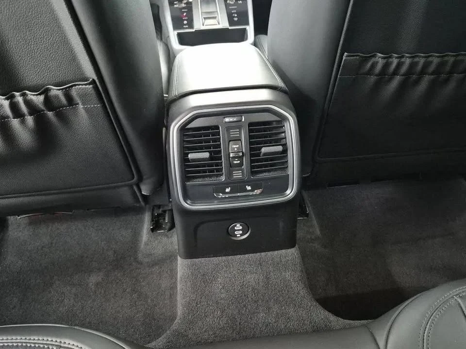 2023 Porsche Macan - Image 19 of 20