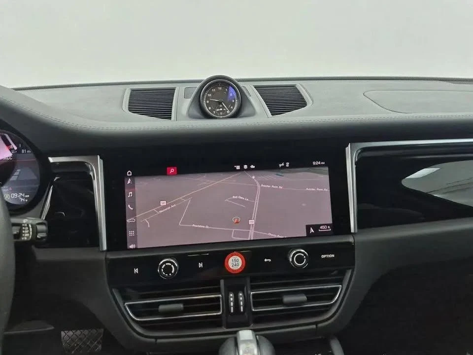 2023 Porsche Macan - Image 16 of 20