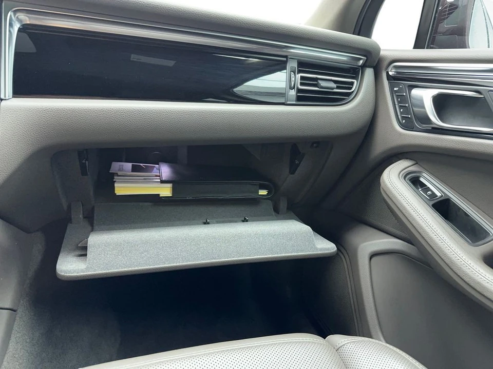 2023 Porsche Macan - Image 26 of 31