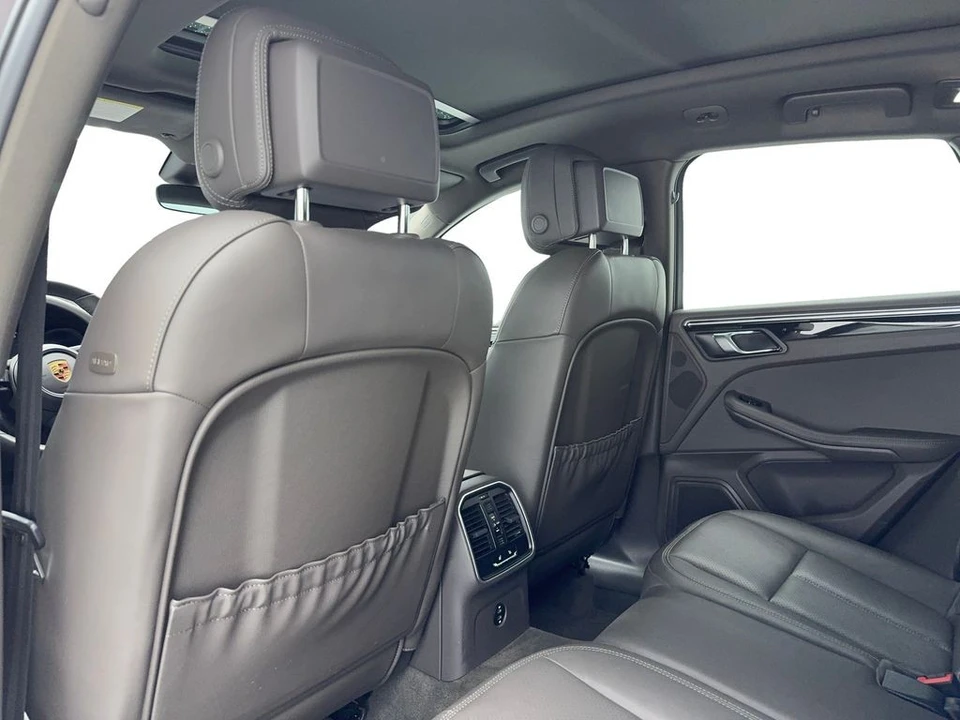 2023 Porsche Macan - Image 11 of 31