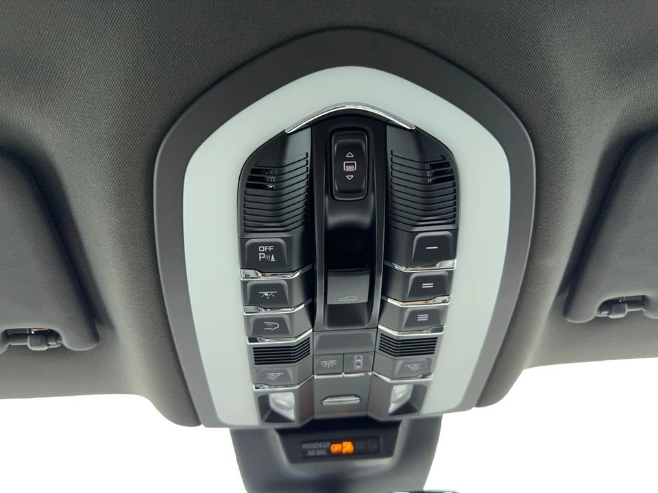 2023 Porsche Macan - Image 27 of 31