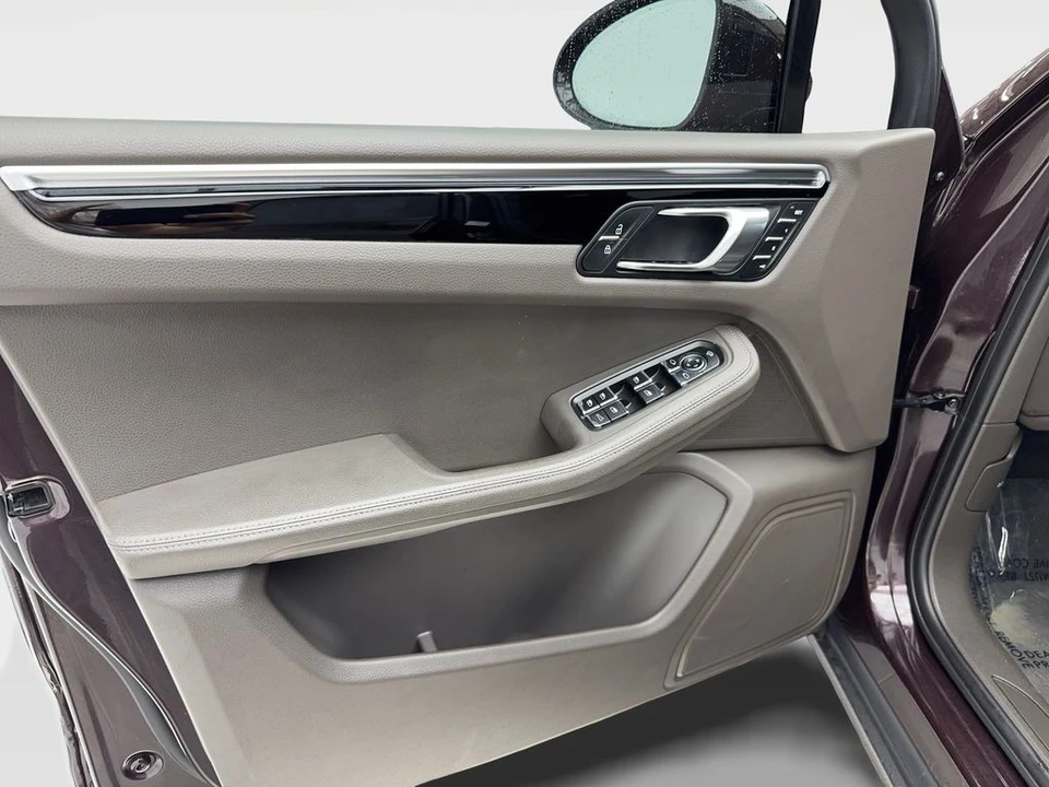 2023 Porsche Macan - Image 30 of 31