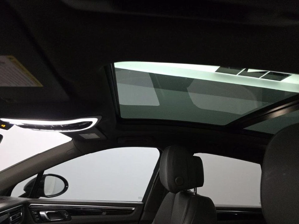 2023 Porsche Macan - Image 8 of 10