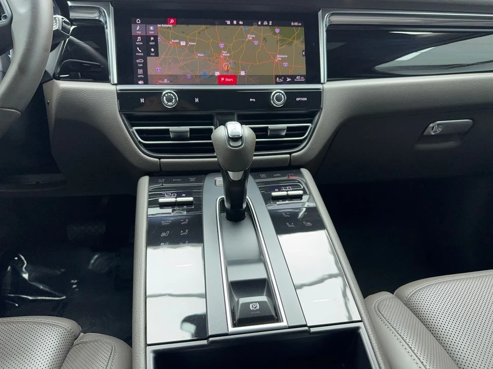 2023 Porsche Macan - Image 24 of 31