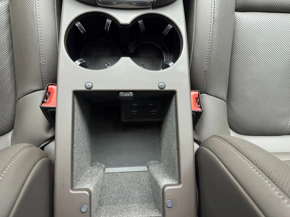 2023 Porsche Macan - Image 28 of 31