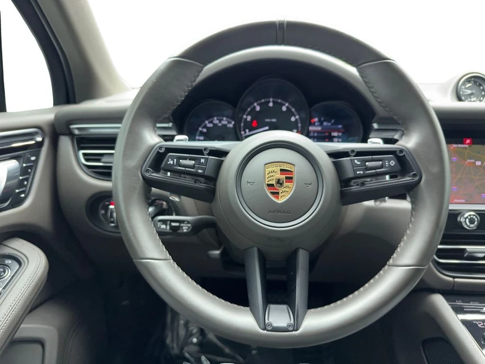 2023 Porsche Macan - Image 16 of 31