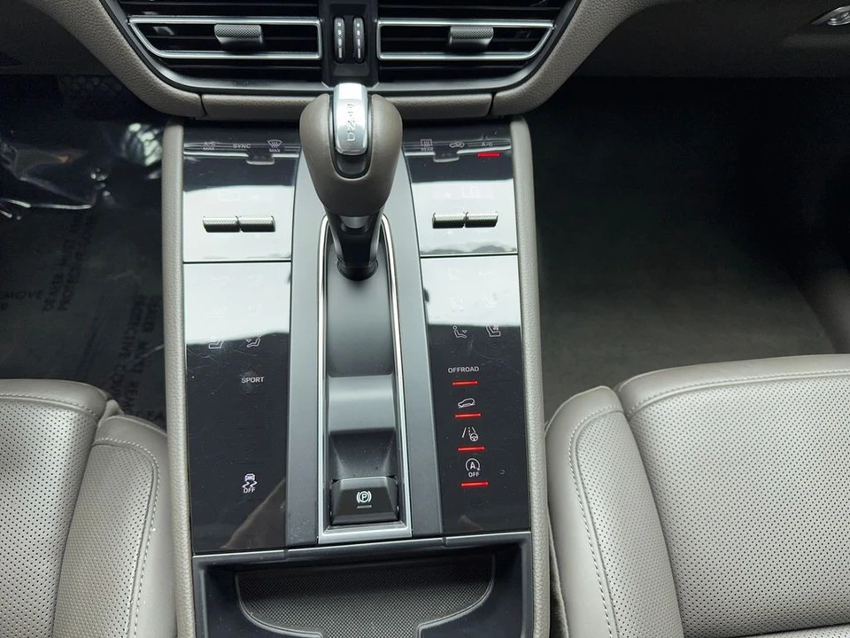 2023 Porsche Macan - Image 25 of 31