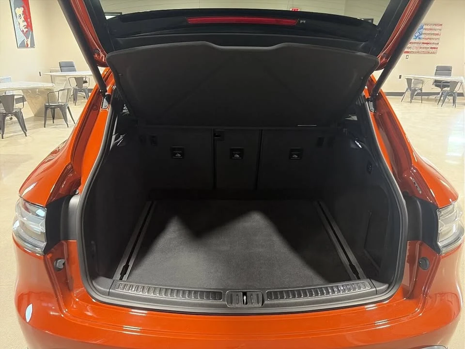 2023 Porsche Macan - Image 16 of 20