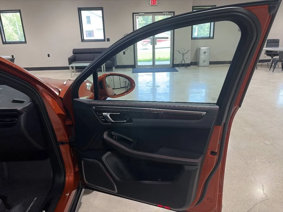 2023 Porsche Macan - Image 17 of 20