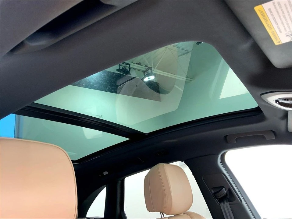 2023 Porsche Macan - Image 11 of 20