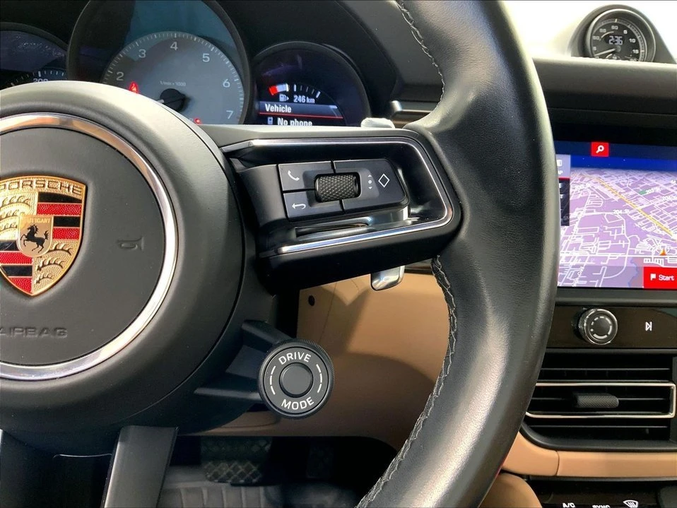 2023 Porsche Macan - Image 16 of 20