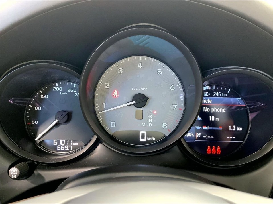 2023 Porsche Macan - Image 17 of 20