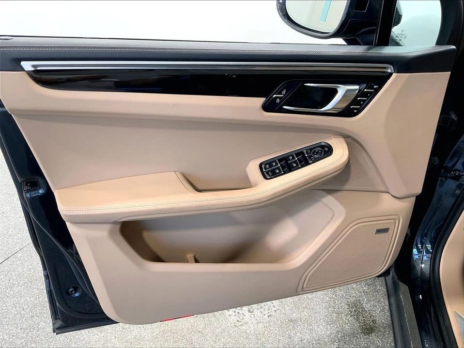 2023 Porsche Macan - Image 9 of 20