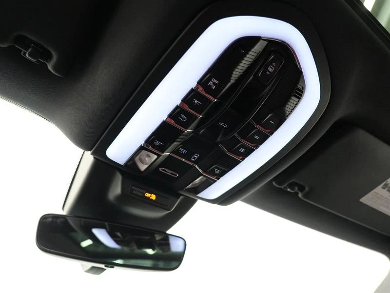 2023 Porsche Macan - Image 15 of 18