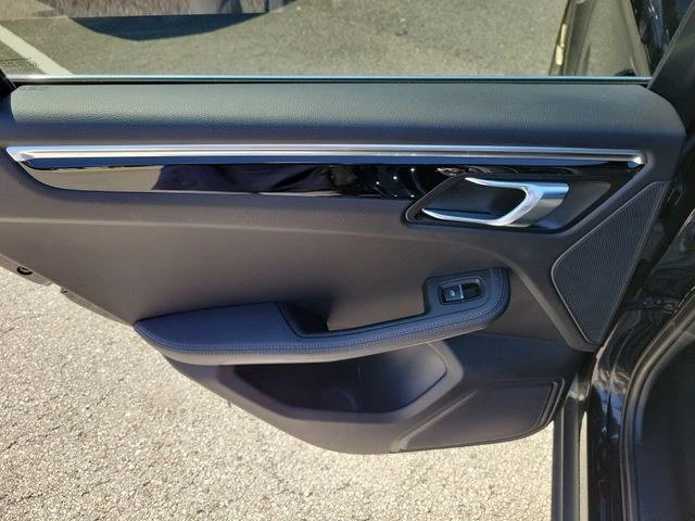 2023 Porsche Macan - Image 10 of 19