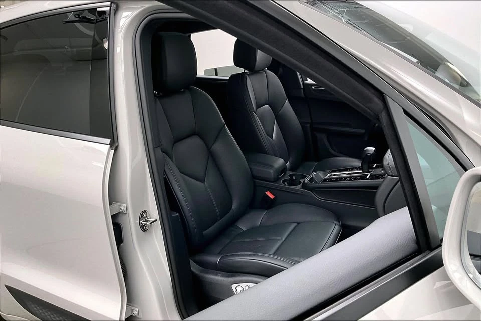 2023 Porsche Macan - Image 12 of 19