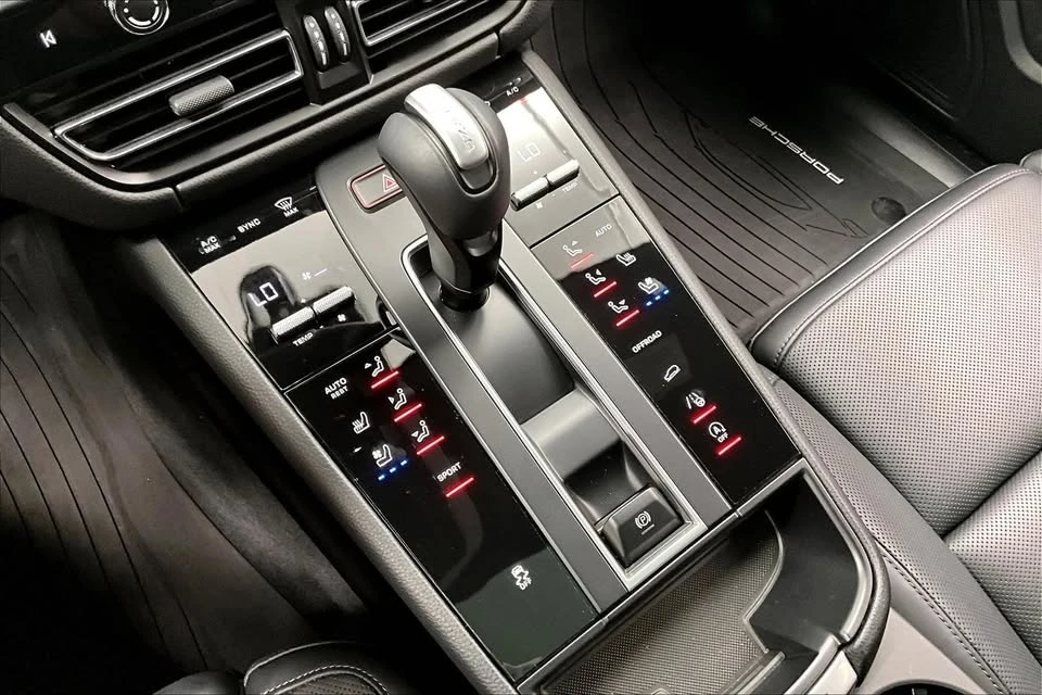 2023 Porsche Macan - Image 11 of 19