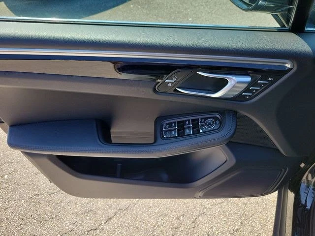 2023 Porsche Macan - Image 17 of 19