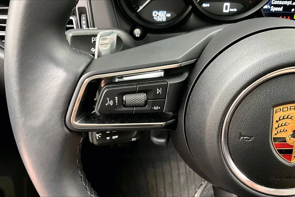 2023 Porsche Macan - Image 15 of 19
