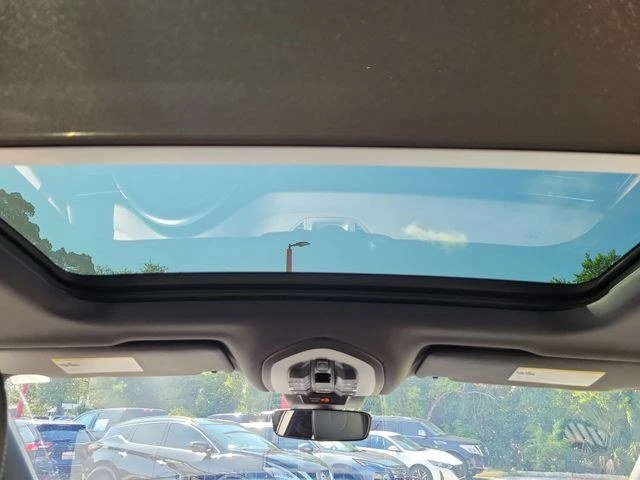 2023 Porsche Macan - Image 16 of 19
