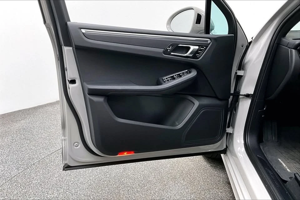 2023 Porsche Macan - Image 6 of 19