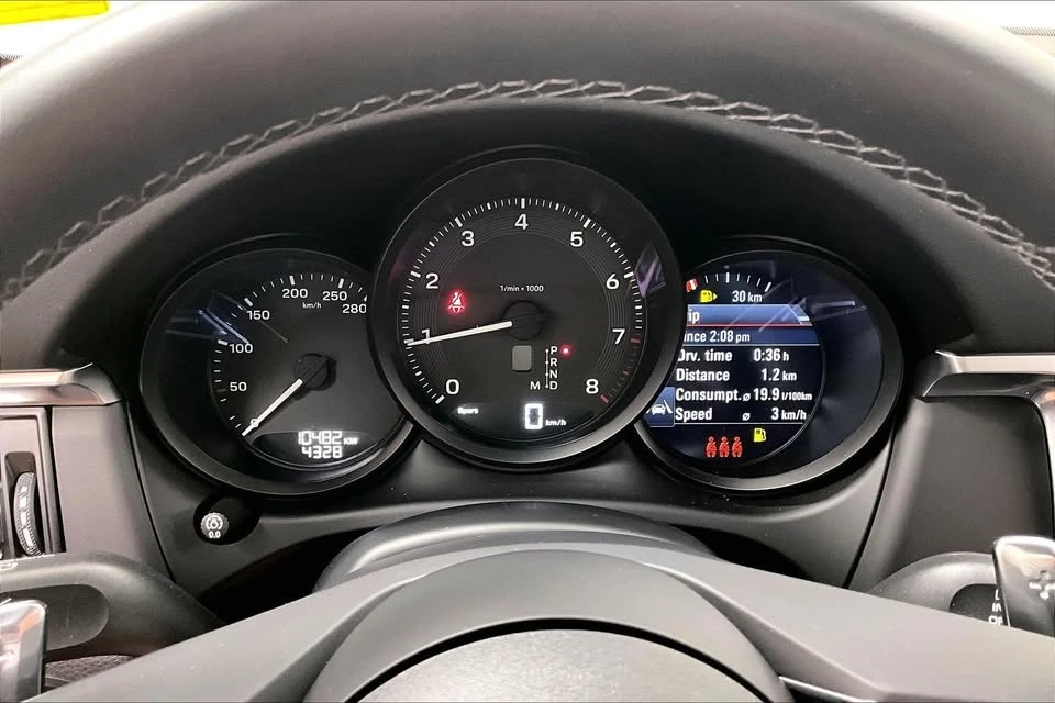 2023 Porsche Macan - Image 17 of 19