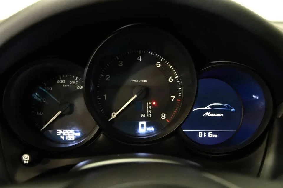 2023 Porsche Macan - Image 18 of 20