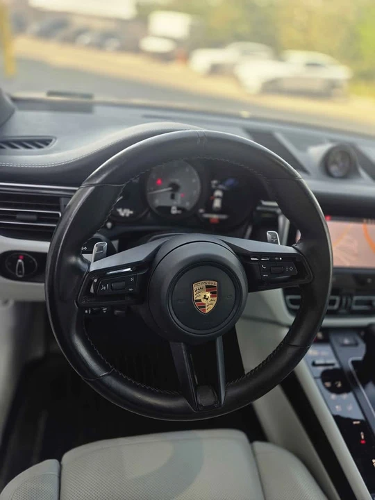 2023 Porsche Macan - Image 13 of 19