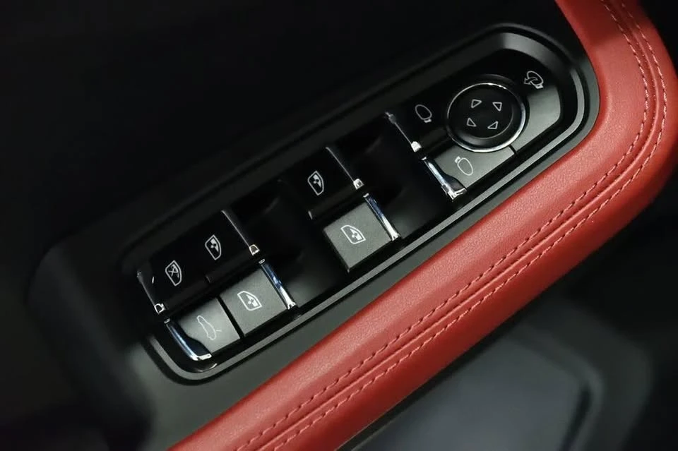 2023 Porsche Macan - Image 13 of 20