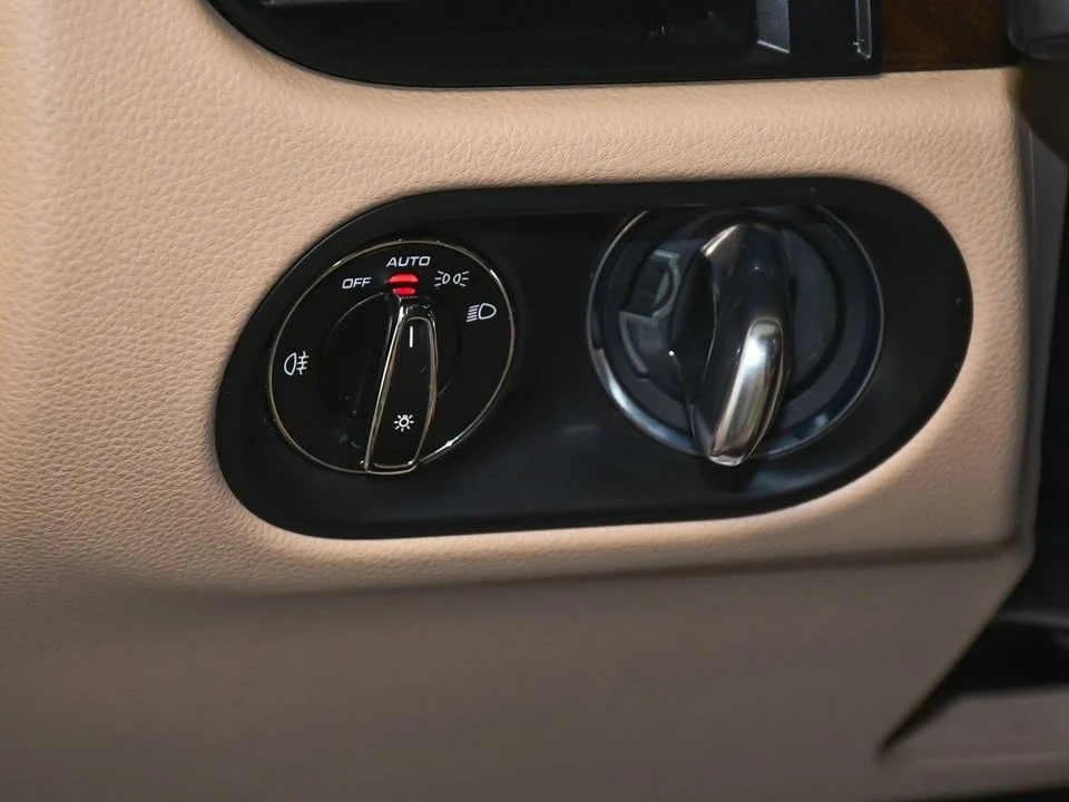 2023 Porsche Macan - Image 16 of 20