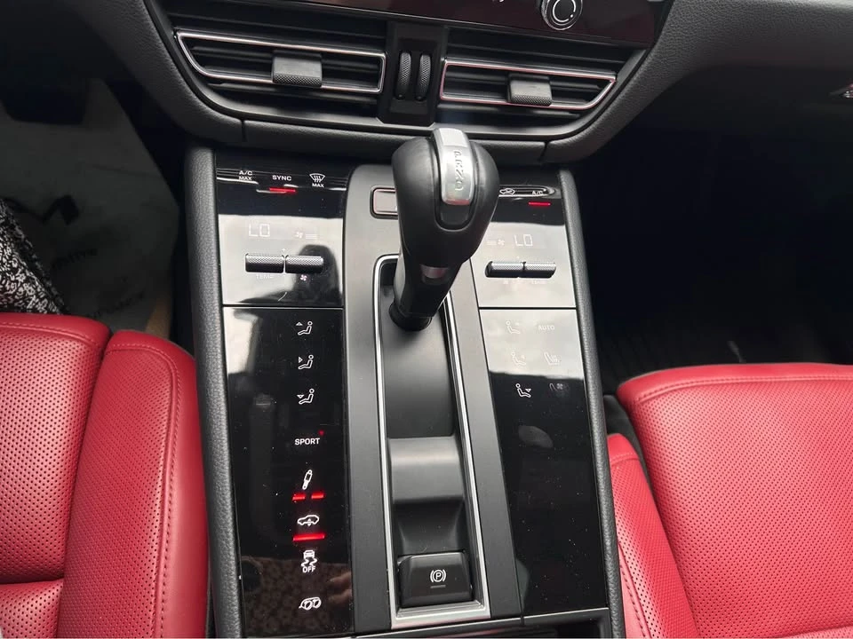 2023 Porsche Macan T - Image 7 of 8