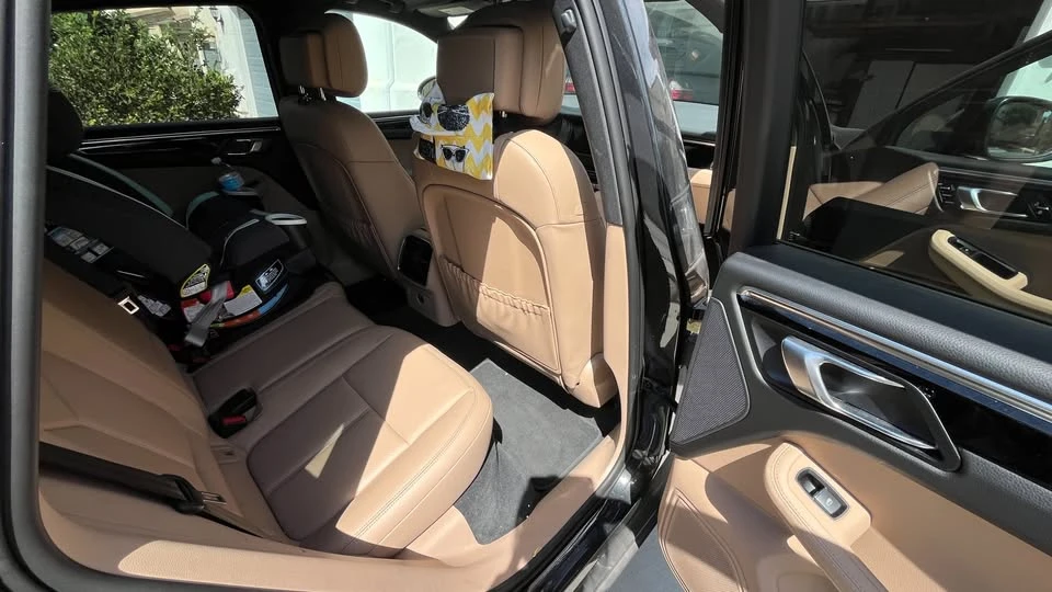 2023 Porsche Macan - Image 8 of 12