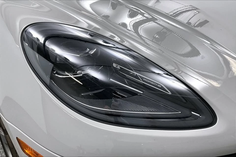 2023 Porsche Macan - Image 18 of 19